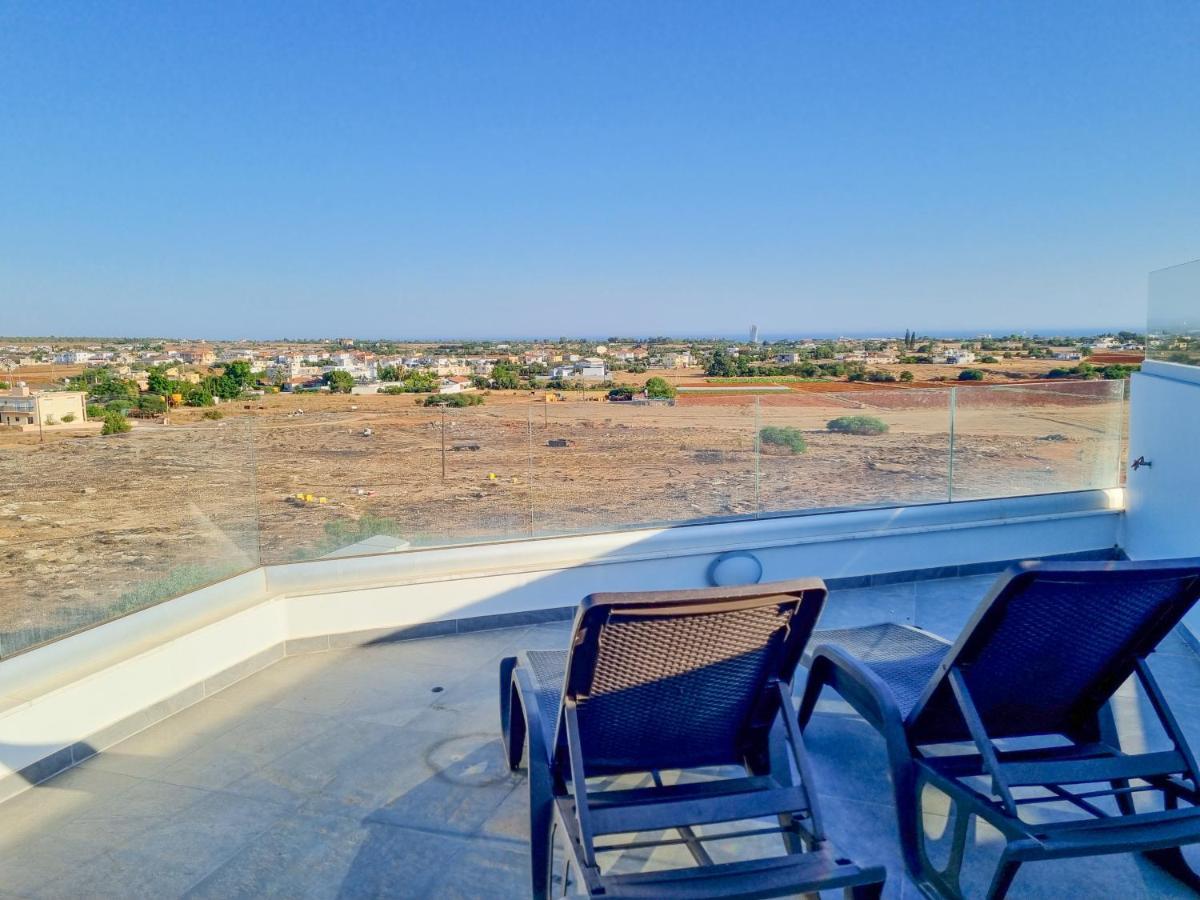 Lucky Strike Apartment Paralimni Eksteriør billede